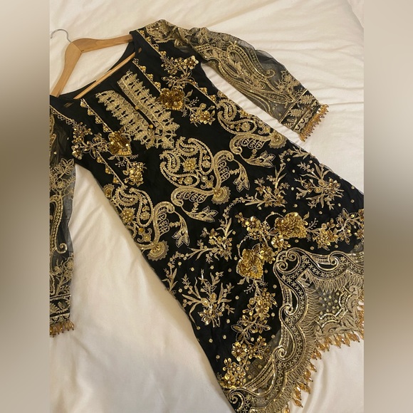 Gulaal - 3 Piece Embroidered Net Pakistani Suit - Picture 7 of 8